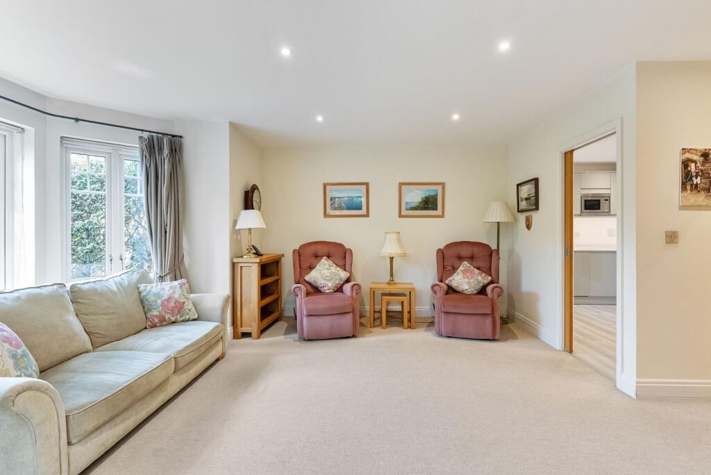 Apartment in Elmbridge, Cobham - More