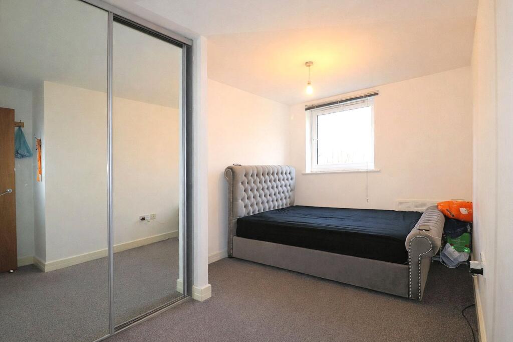 Apartment in Woking, Sheerwater - View 4