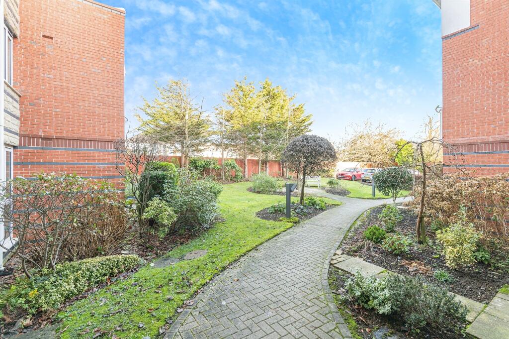 Apartment in Leeds, Park Villas, Roundhay - View 5