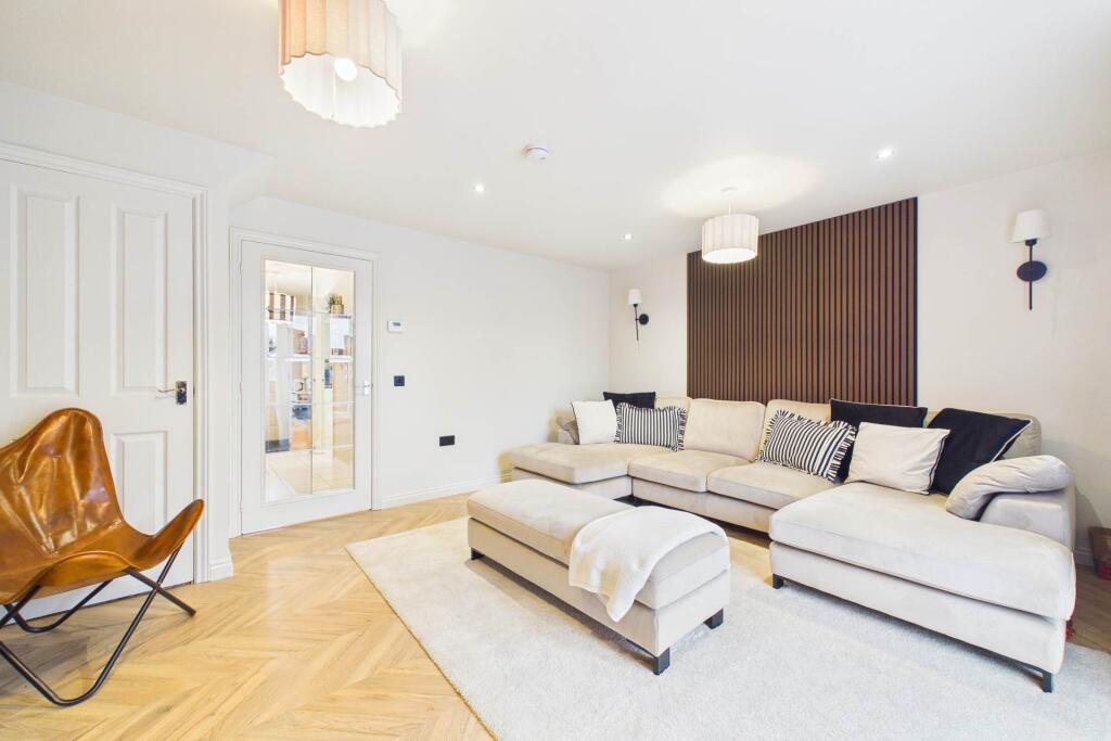 Galashiels Avenue, Chapelhall photo 2