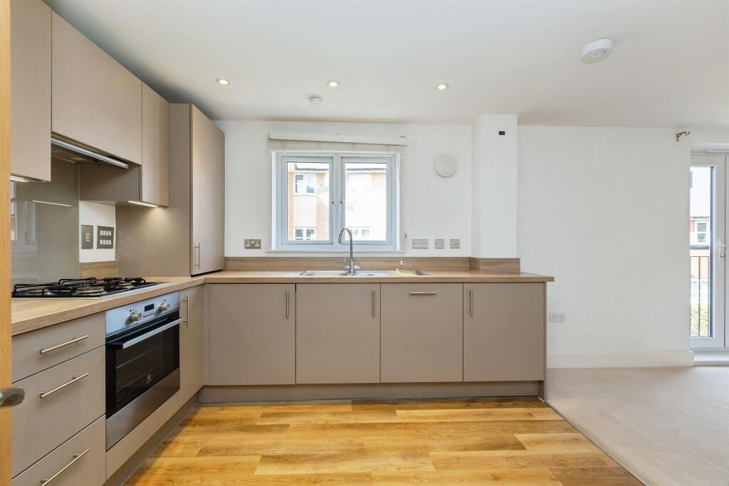 Apartment in Hemel Hempstead - View 3