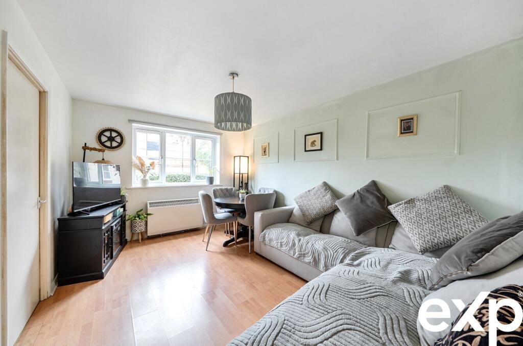Apartment in London, Enfield Island Village - View 5
