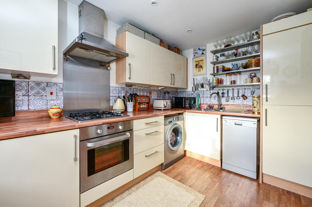 Lion Road, Farnborough, GU14 photo 3