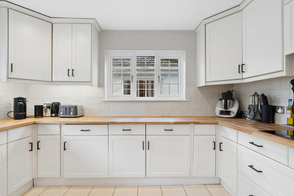 House in Little Marlow, Buckinghamshire - More