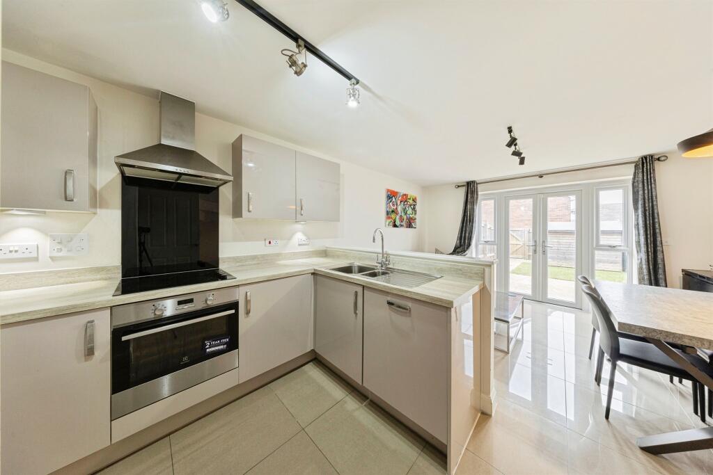 Cicero Crescent, Fairfields, Milton Keynes photo 2