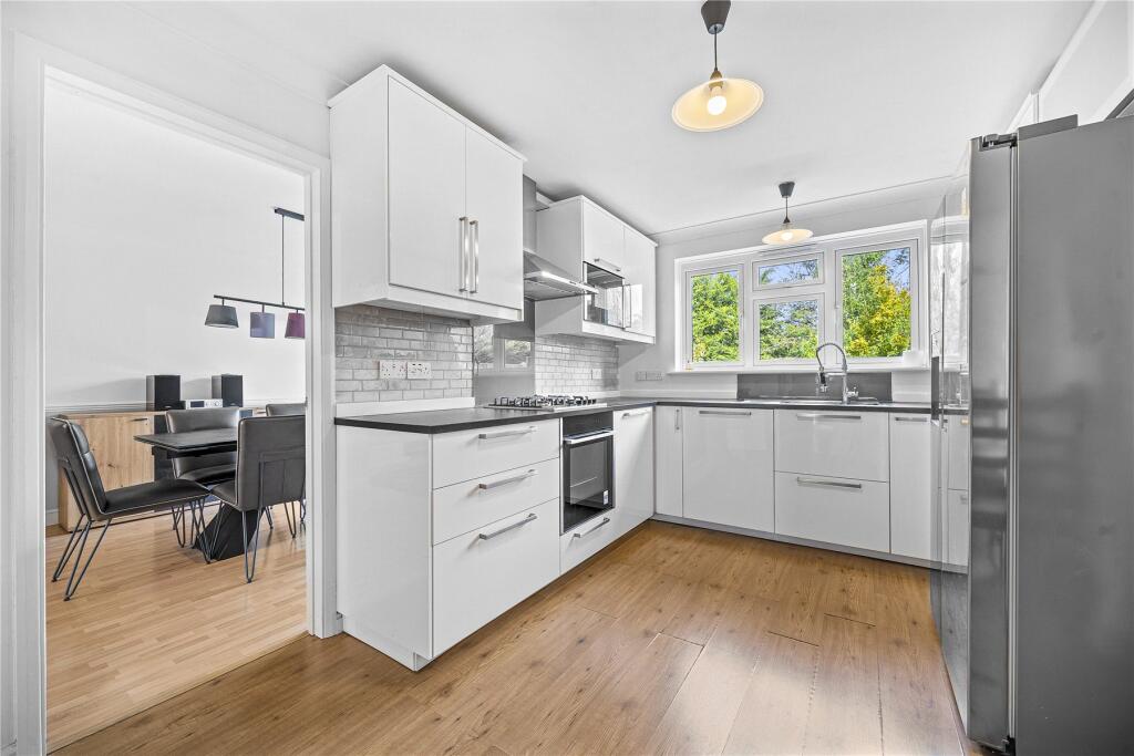 House in Woking, Knaphill - View 2