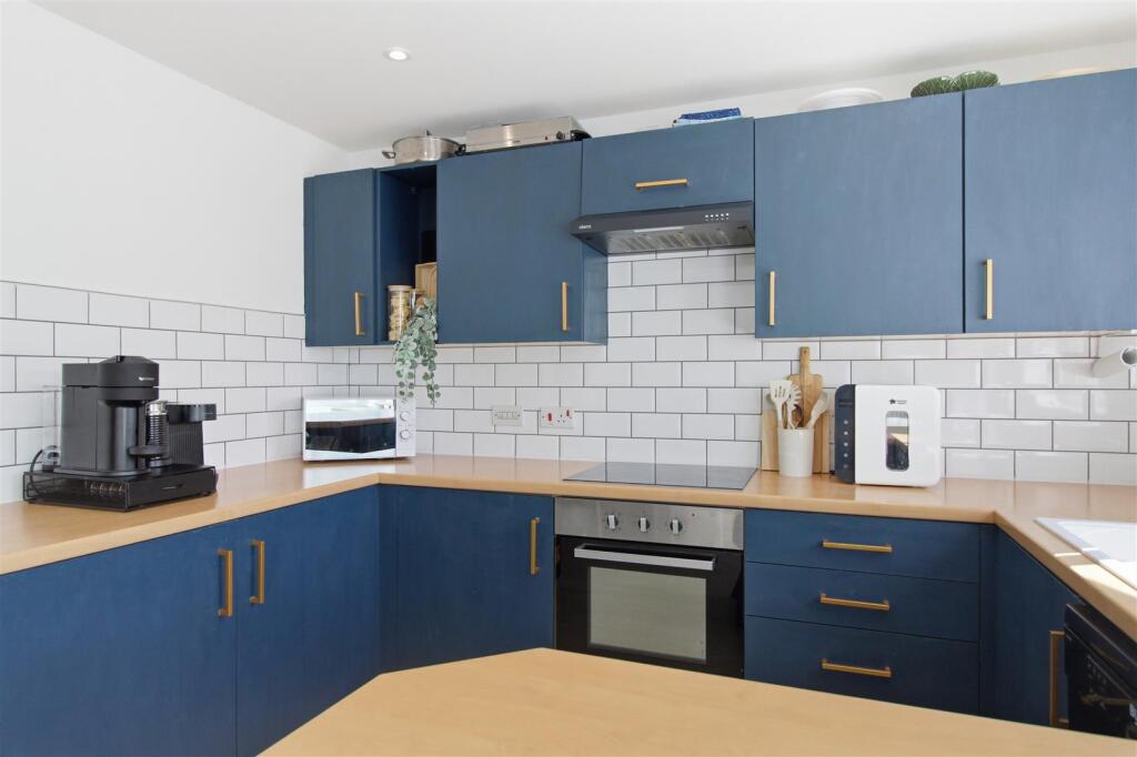 House in Lewes, Newhaven - More