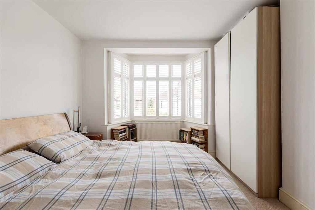 House in London, Highams Park - View 5