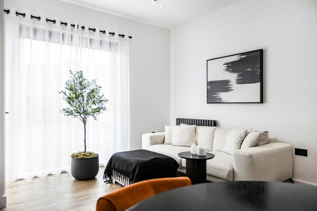 Apartment in East Hertfordshire, Hertford - View 4