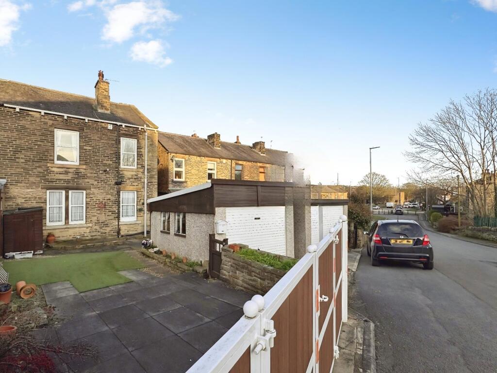 House in Kirklees, Cleckheaton - View 4