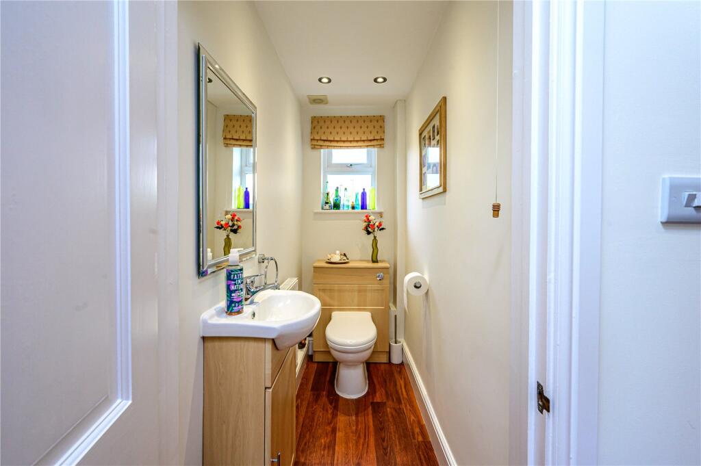 House in Basildon, Wickford - More