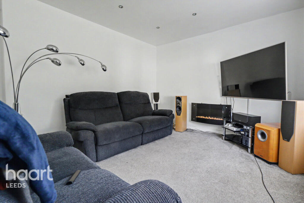 3-bed detached on Butt Lane, Leeds, £300,000