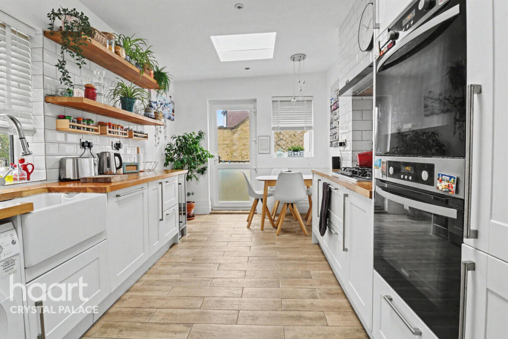 Champion Crescent, LONDON photo 3