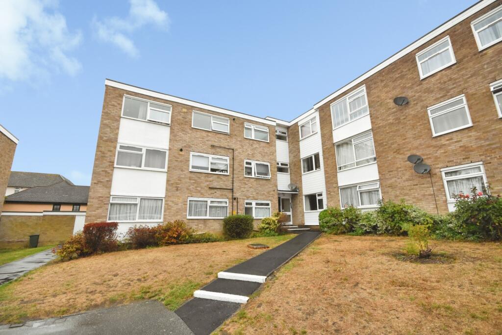 3-bed flat on Courtlands, Patching Hall Lane, Chelmsford, Essex, CM1, £215,000