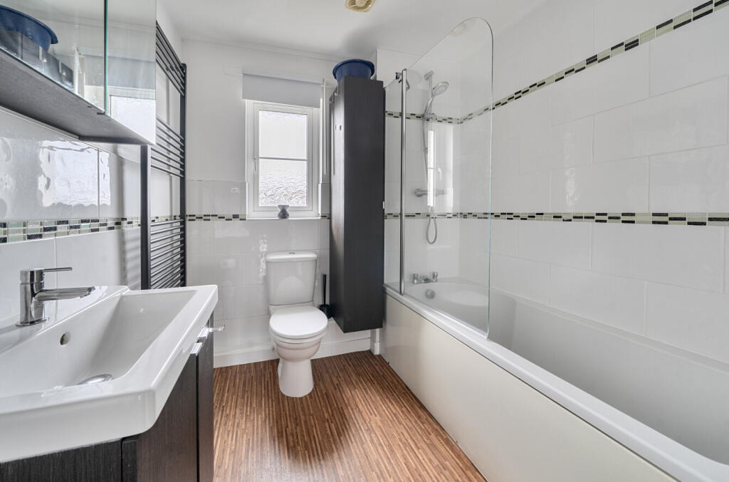 Apartment in Bracknell, Jennett's Park, Hanworth - View 6