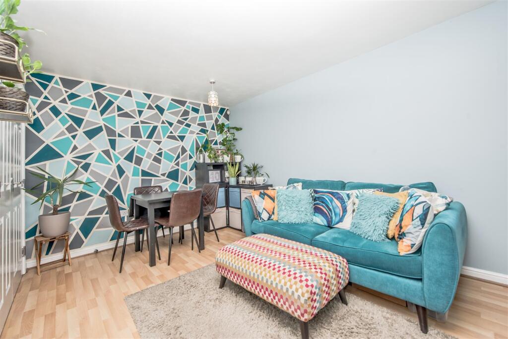 Apartment in Leeds, Town End, Farnley - View 2