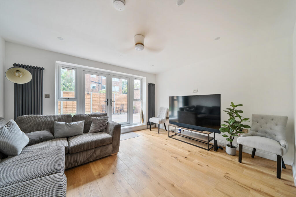 Extended 4-bed ground floor garden flat - Courtlands Avenue, Lee