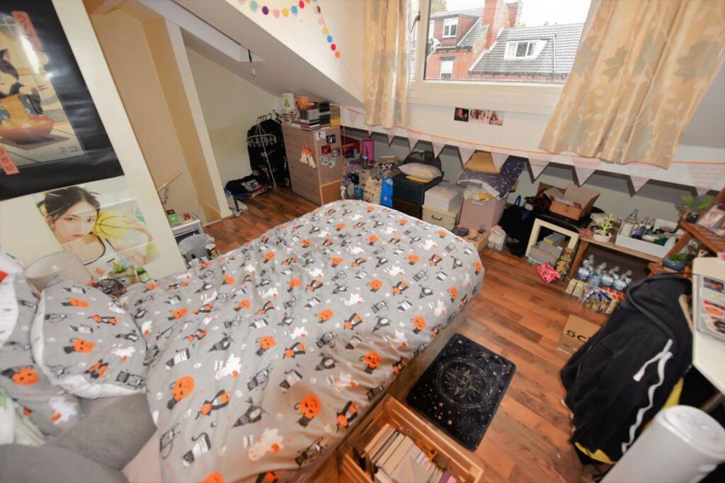 House in Leeds, West Yorkshire - View 4