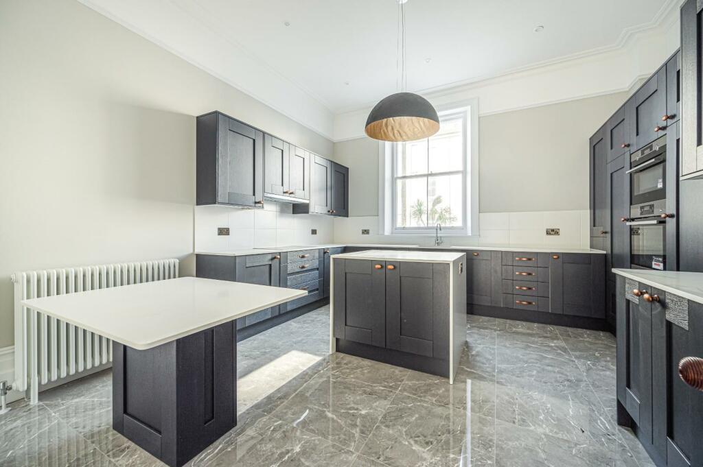 Apartment in Eastbourne, East Sussex - View 3