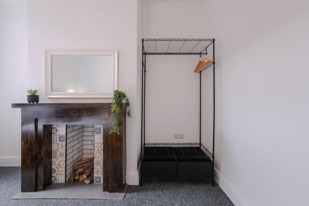 5 bedroom semi-detached house for rent