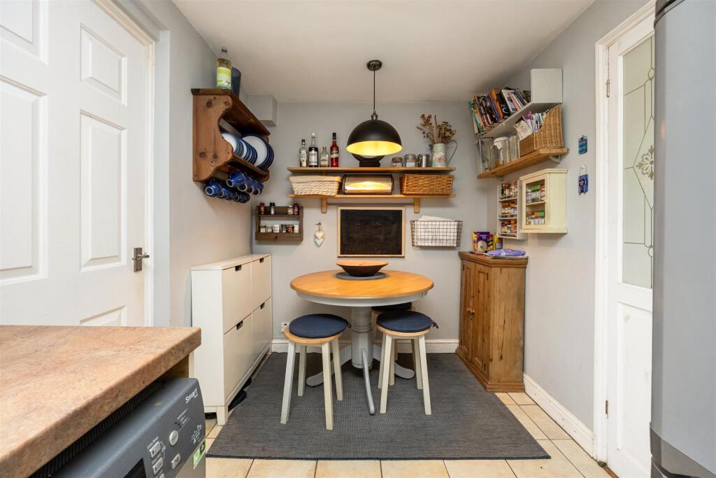 House in Haywards Heath, Bolney - More