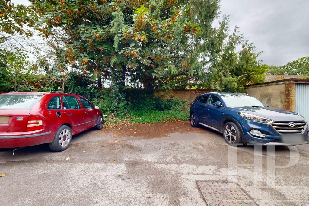 Apartment in Crawley, Northgate - View 4