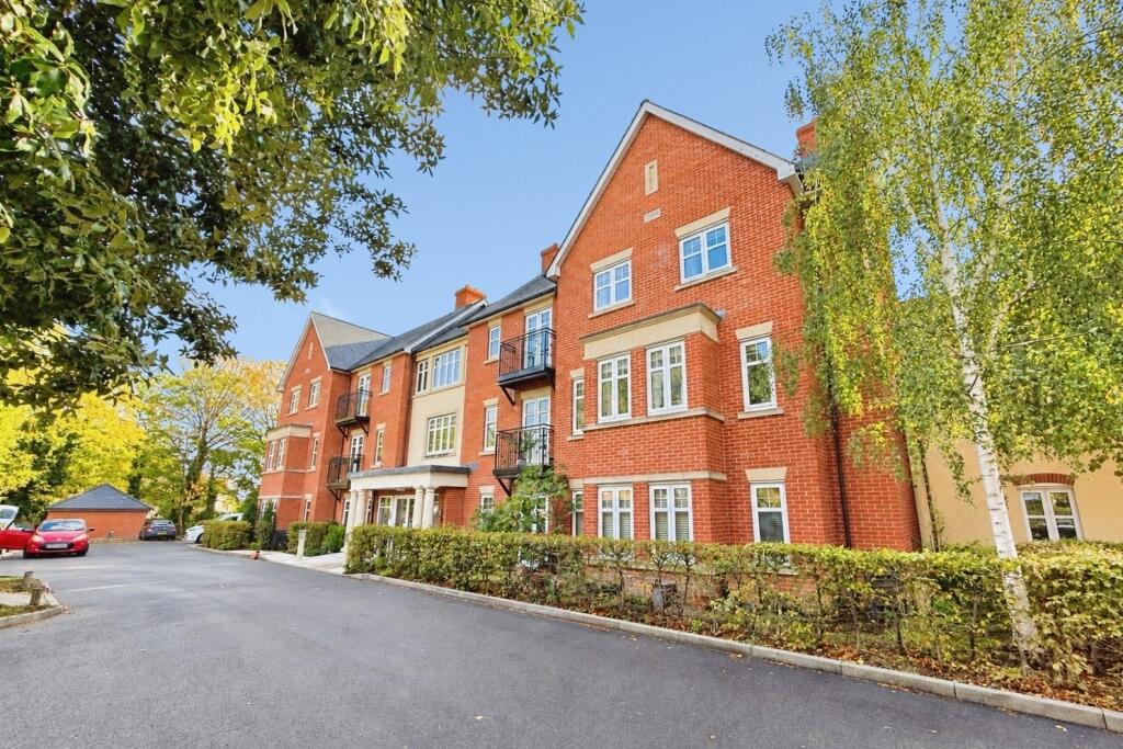 Main image of property: 190 Sycamore Road, Farnborough, Hampshire, GU14