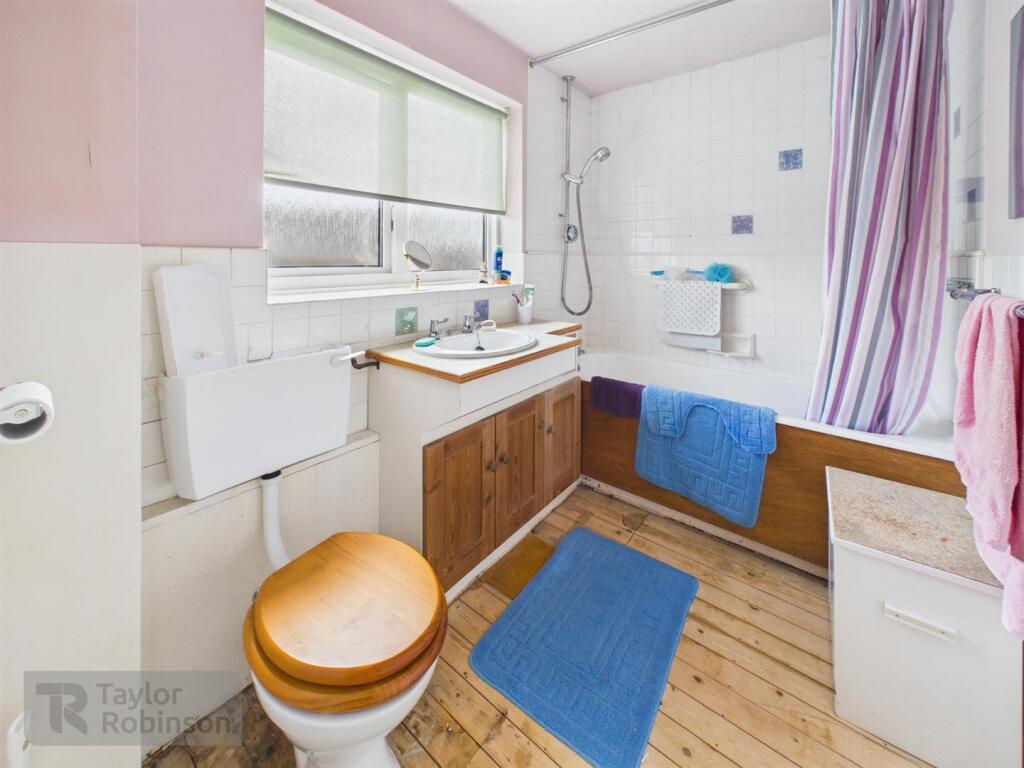 House in Crawley, Furnace Green - More