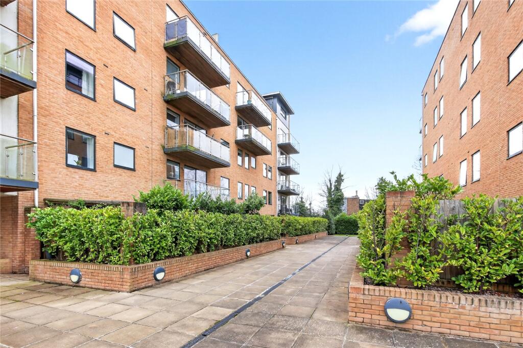 1-bed flat on Old Bracknell Lane West, Bracknell, RG12, £200,000