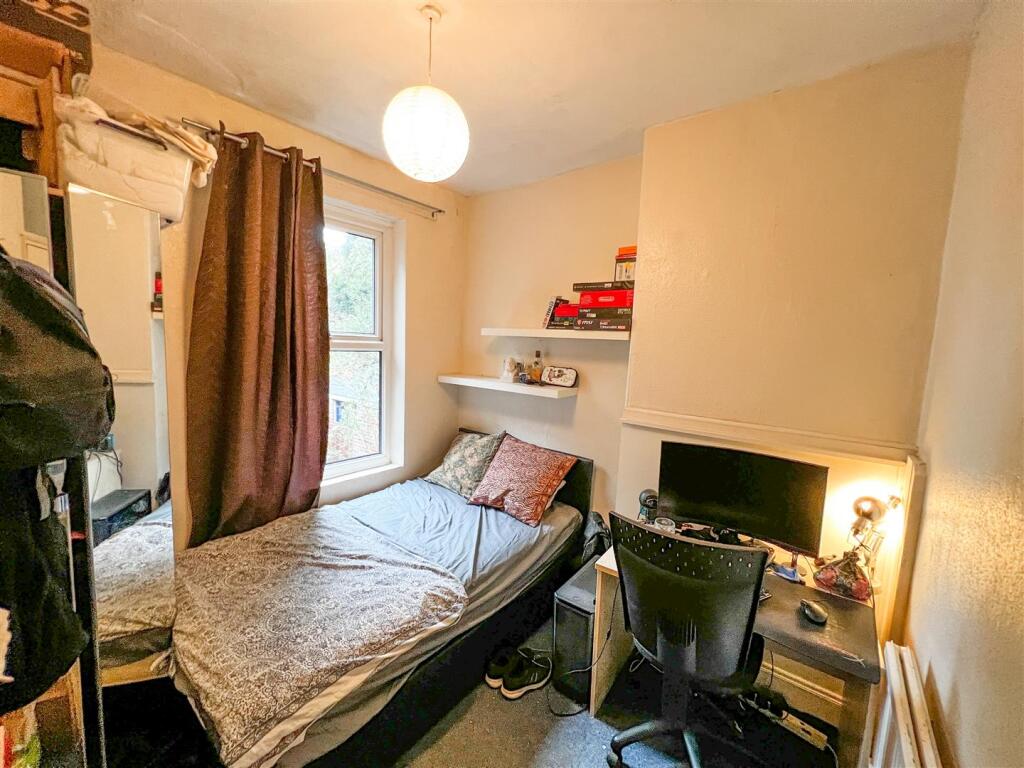House in Sheffield, Crookesmoor, Broomhill - More