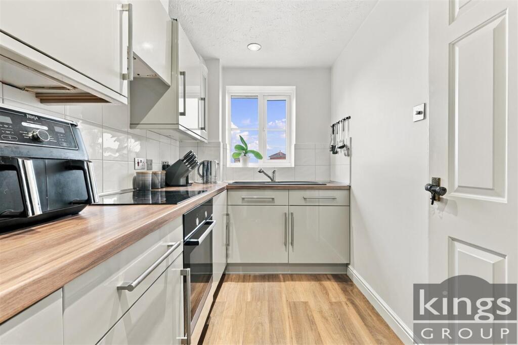 Apartment in Enfield, Enfield Island Village, London Borough of Enfield - View 5