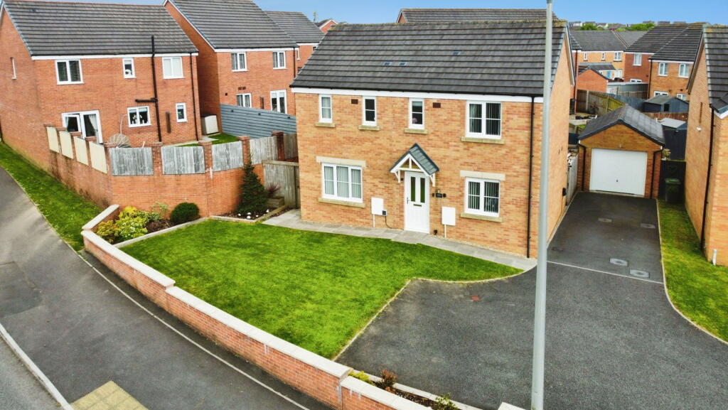 3-bed detached on Heol Cae  Pownd, Cefneithin, Crosshands, SA14 7BZ, £270,000