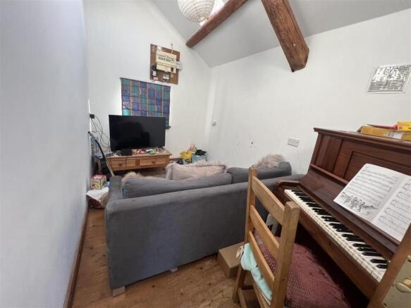 SITTING ROOM/ BEDROOM 3