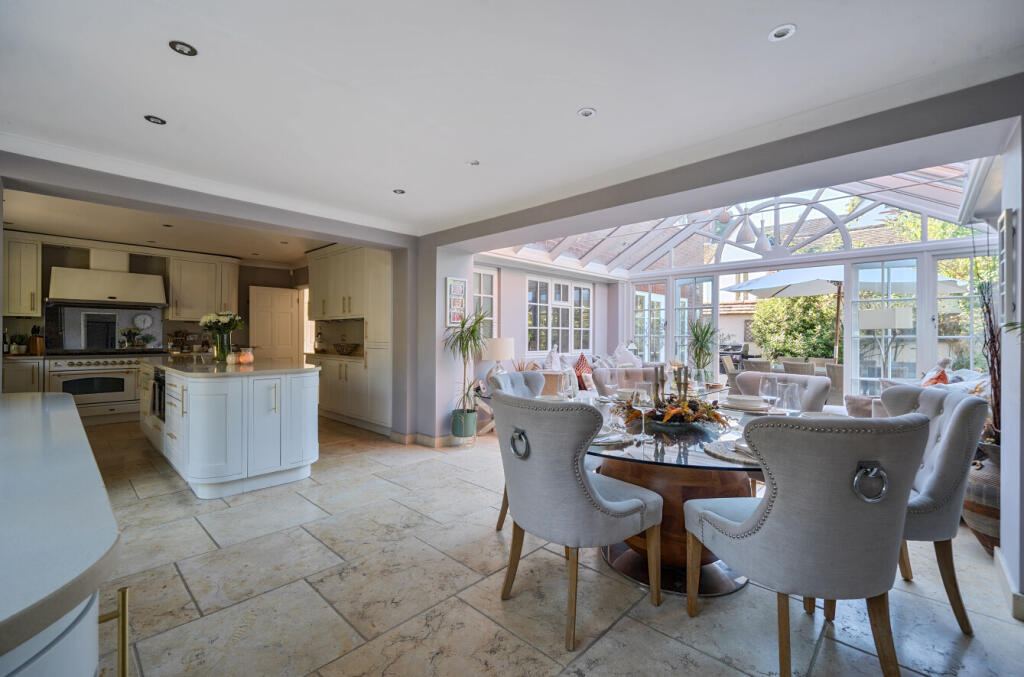 House in Surrey Heath, Heatherside - View 4
