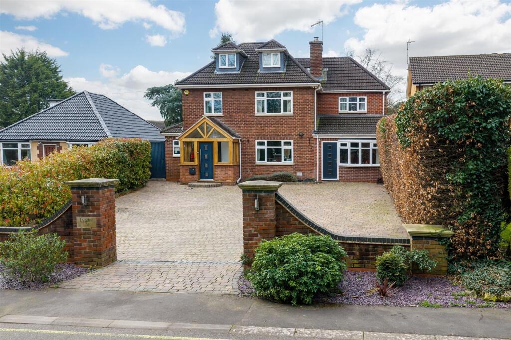 Main image of property: Birmingham Road, Warwick