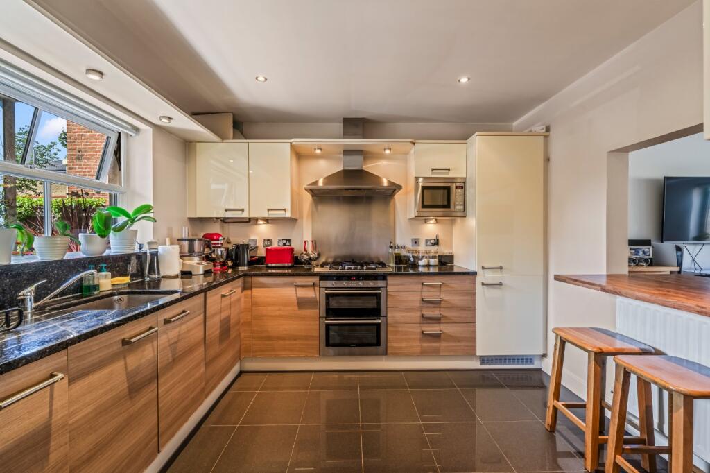 House in Twickenham - More