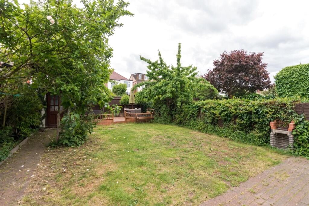 House in London, Willesden Green, Brondesbury - More