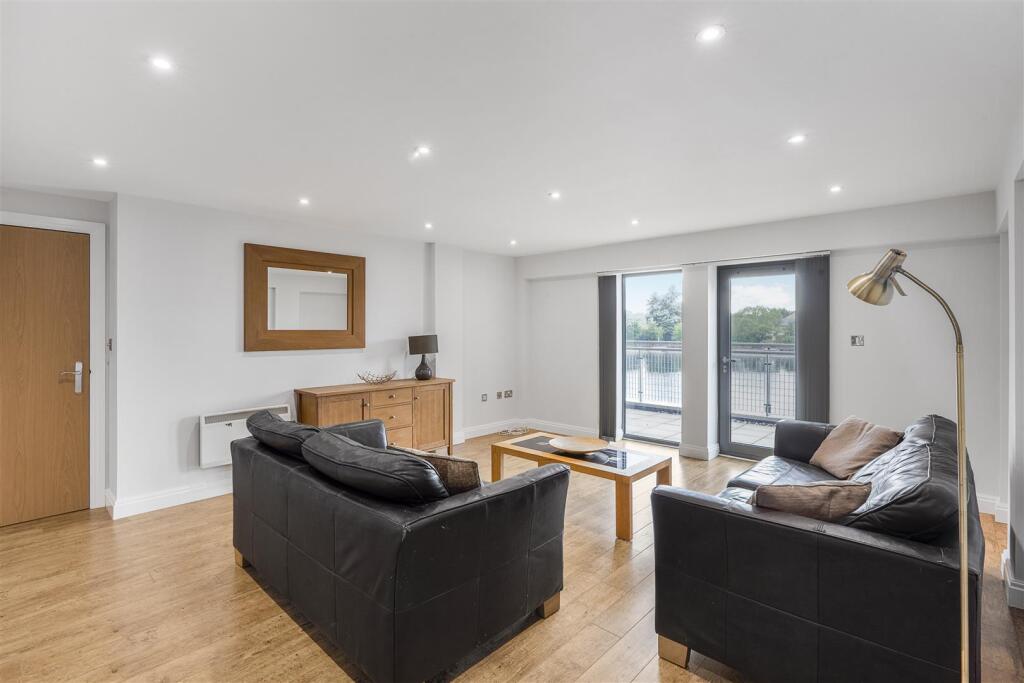 Apartment in Doncaster, Lakeside - View 4