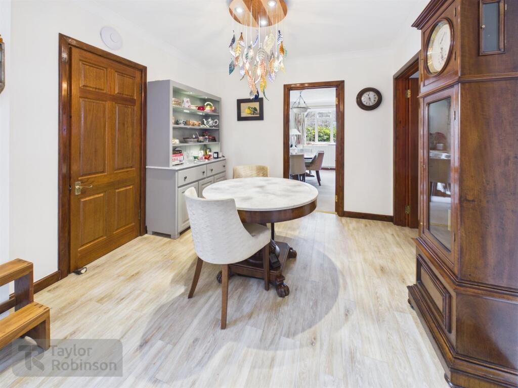 House in Crawley, Worth - View 4