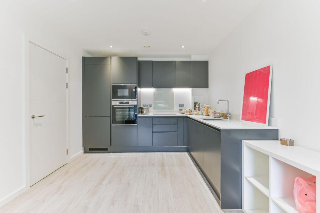 Apartment in Croydon - More