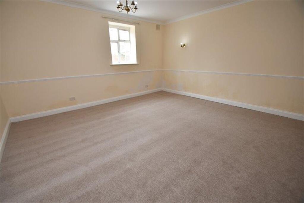 2 bedroom Ground Floor Apartment in Godalming photo 4