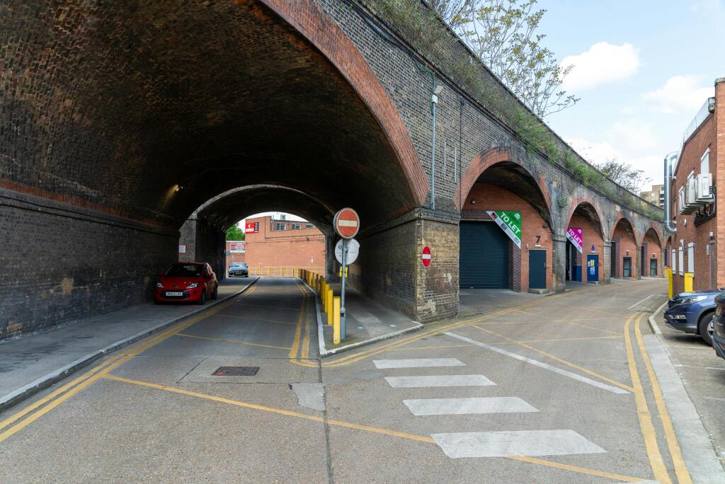 Bermondsey Arches May 2316.jpg