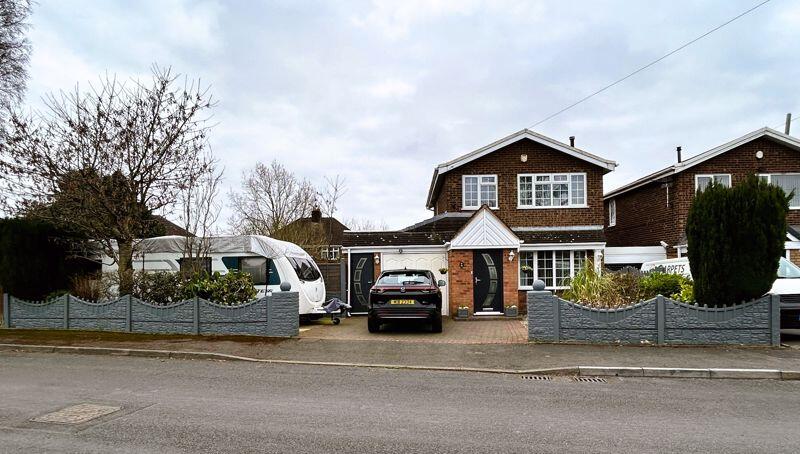 3-bed detached on Littlelawns Close, Brownhills, Walsall WS8 7DH , £275,000