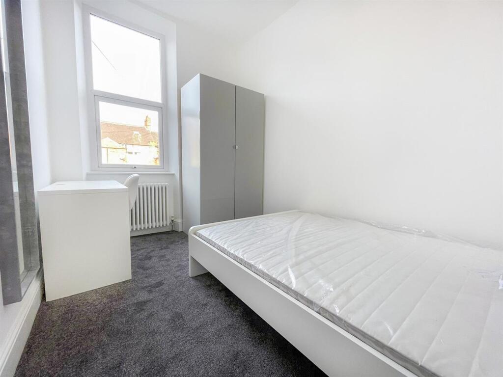 Apartment in Newcastle upon Tyne - View 5