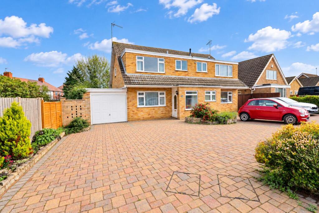 4-bed semi-detached on Whitefriars, Rushden Northamptonshire NN10, £250,000