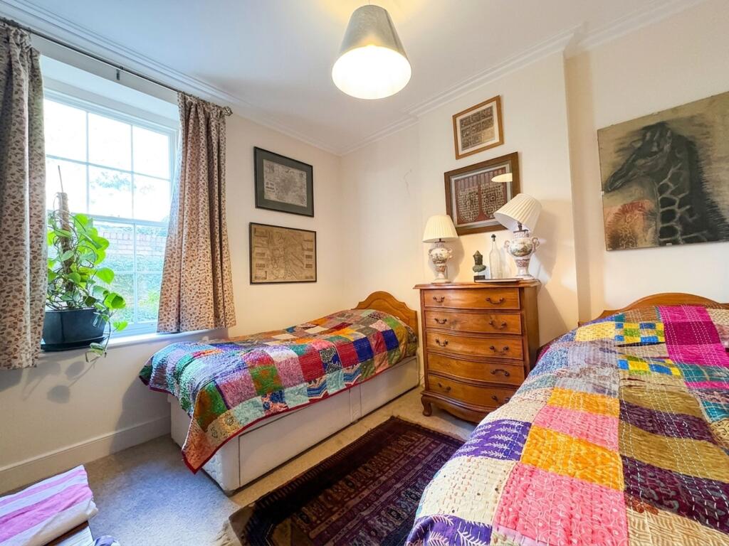 6 bedroom semi-detached house for rent