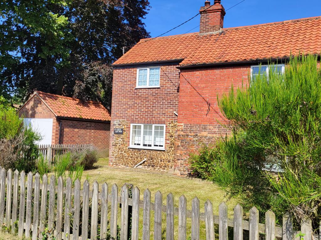 3-bed house on Lodge Cottage, North Wootton , £298,500