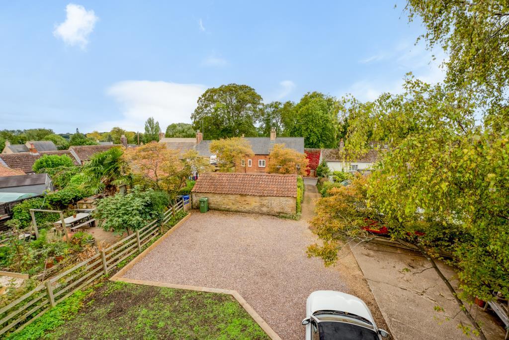 House in Geddington, North Northamptonshire - More