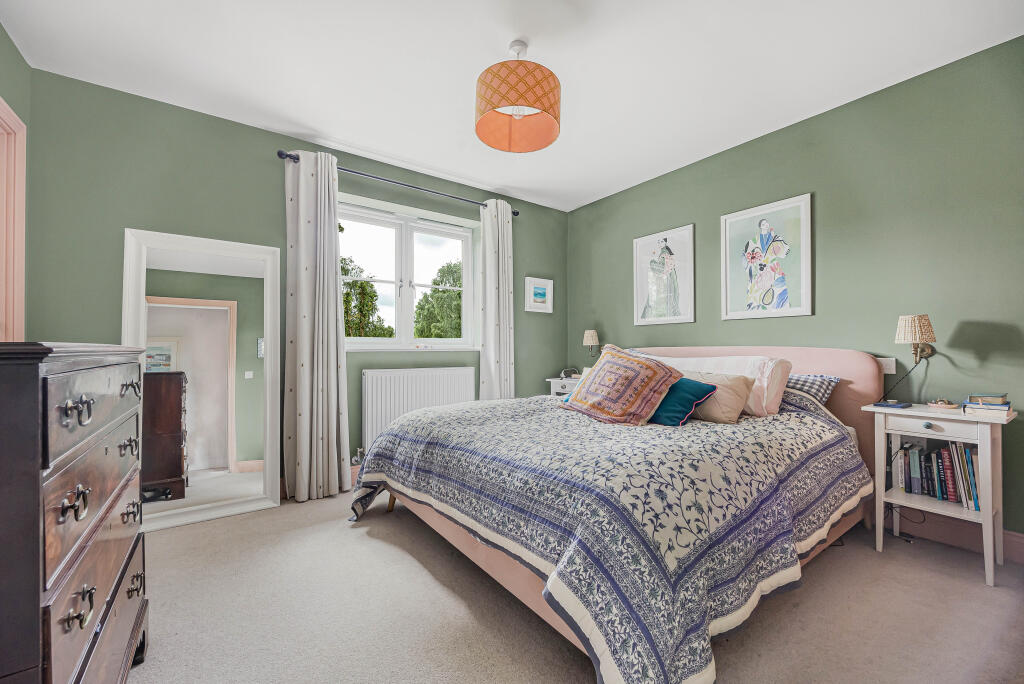 4 Chiltern Gardens, Woodcote - More