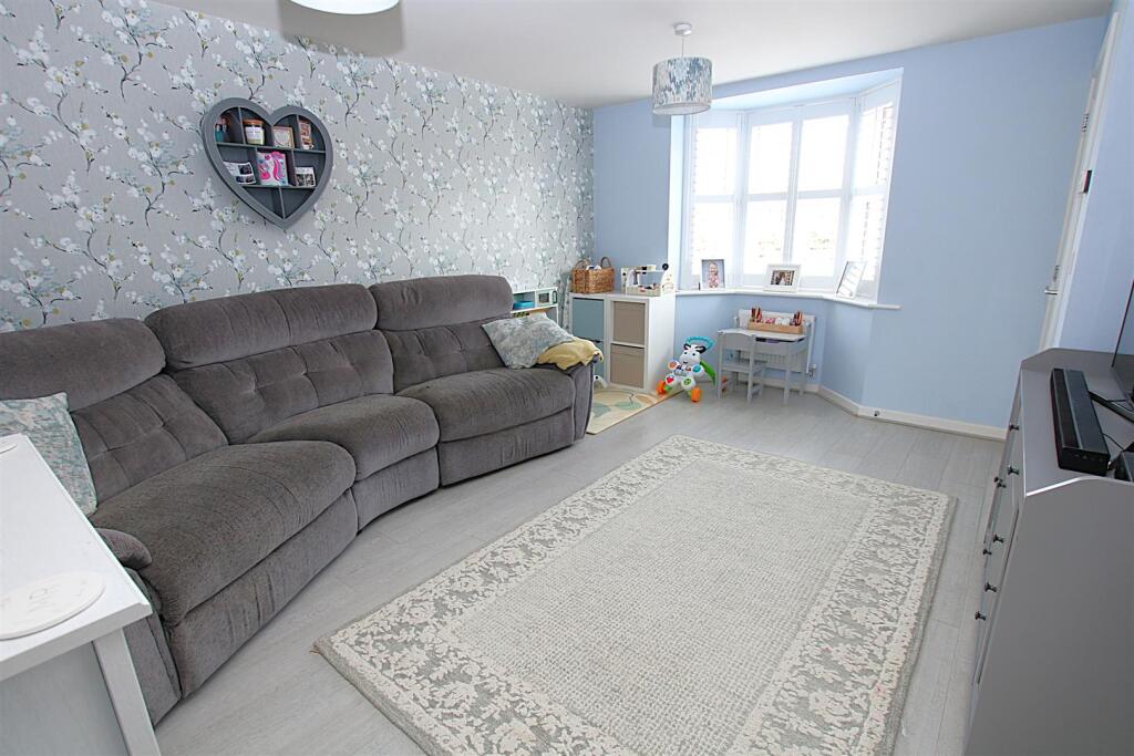 Packwood Crescent, Earls Barton photo 3
